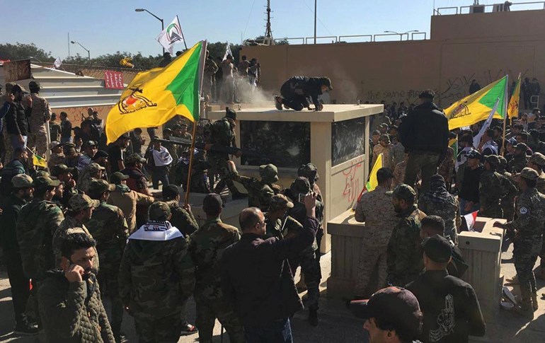 لایەنگرانی حەشدی شەعبی لەبەردەم باڵیۆزخانەی ئەمریکا لە بەغدا