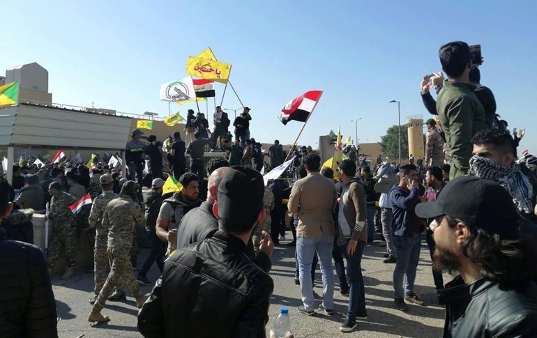 لایەنگرانی حەشدی شەعبی لەبەردەم باڵیۆزخانەی ئەمریکا لە بەغدا