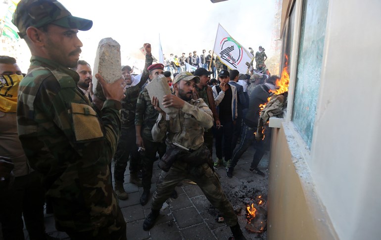 لایەنگرانی حەشدی شەعبی هێرش دەکەنە سەر باڵیۆزخانەی ئەمریکا لە بەغدا   وێنە: AFP