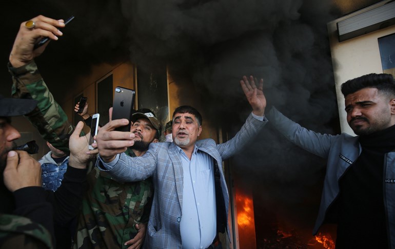 لایەنگرانی حەشدی شەعبی لەبەردەم کونسوڵخانەی ئەمریکا لە بەغدا   وێنە: AFP