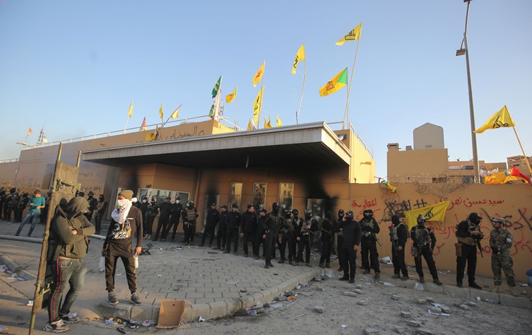 بەردەم باڵیۆزخانەی ئەمریکا لە عێراق، وێنە؛ AFP