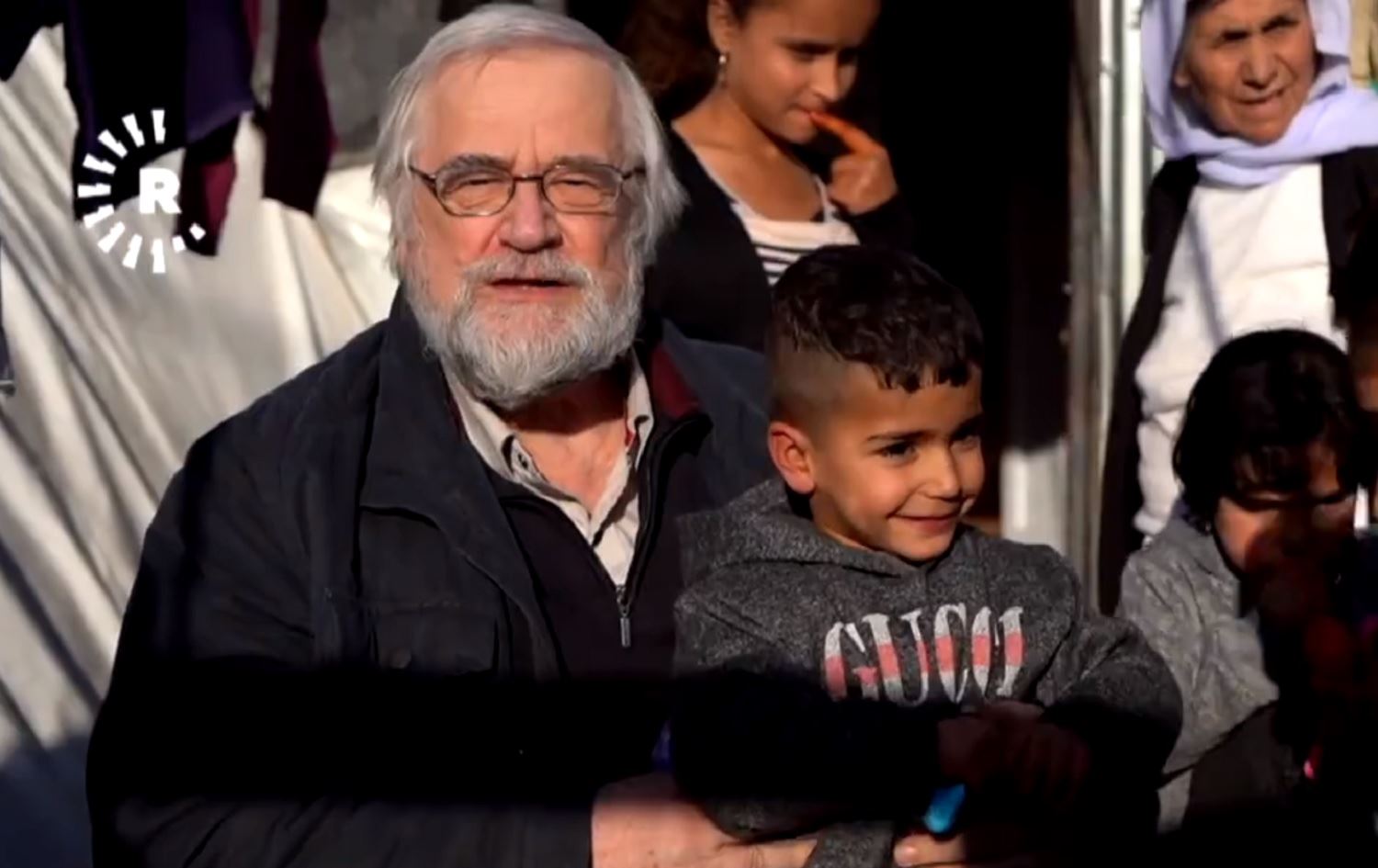 KURDISTAN - Qeşeyek serdana kampên koçberan dike û alîkariya wan dike