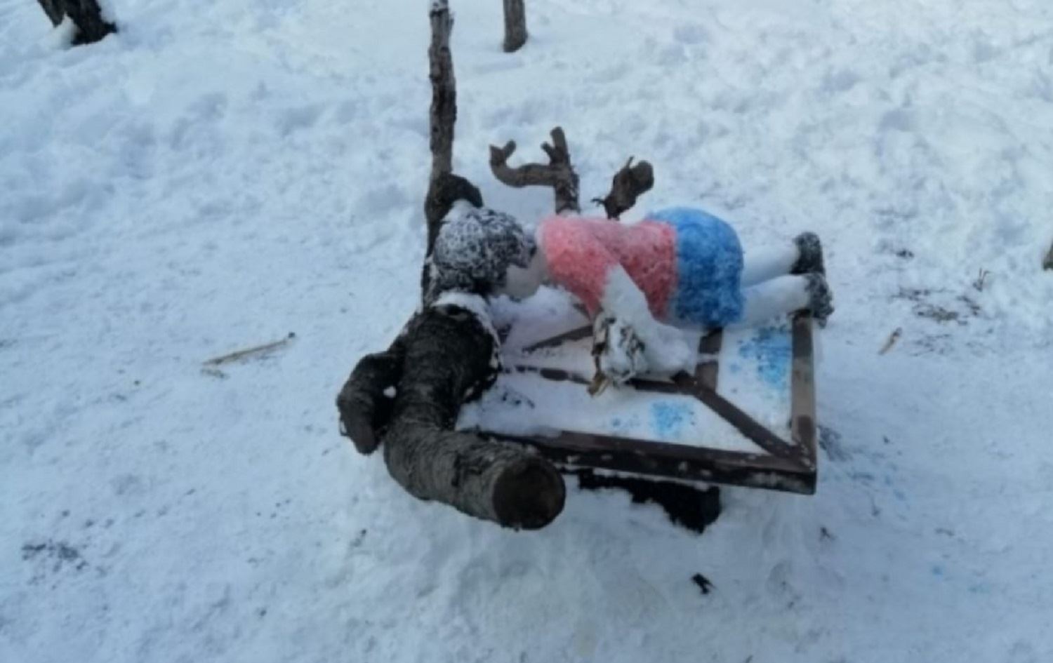 Li Wanê du zarokan bi berfê peykerê Alan Kurdî çêkirin