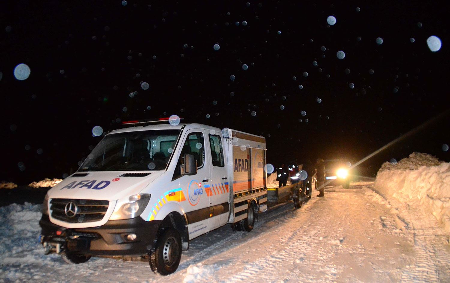 Nemrut Dağı’nda ayılara yem bırakmaya giden ekip mahsur kaldı