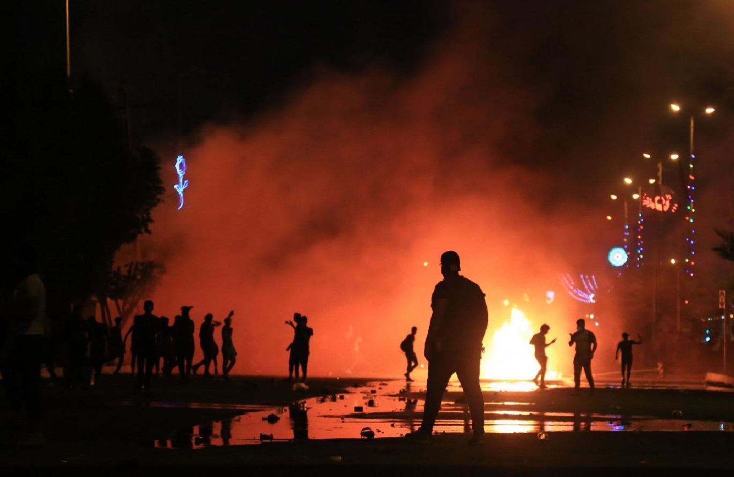 Protestocular Bedir Tugayları Merkezi'ni yaktı