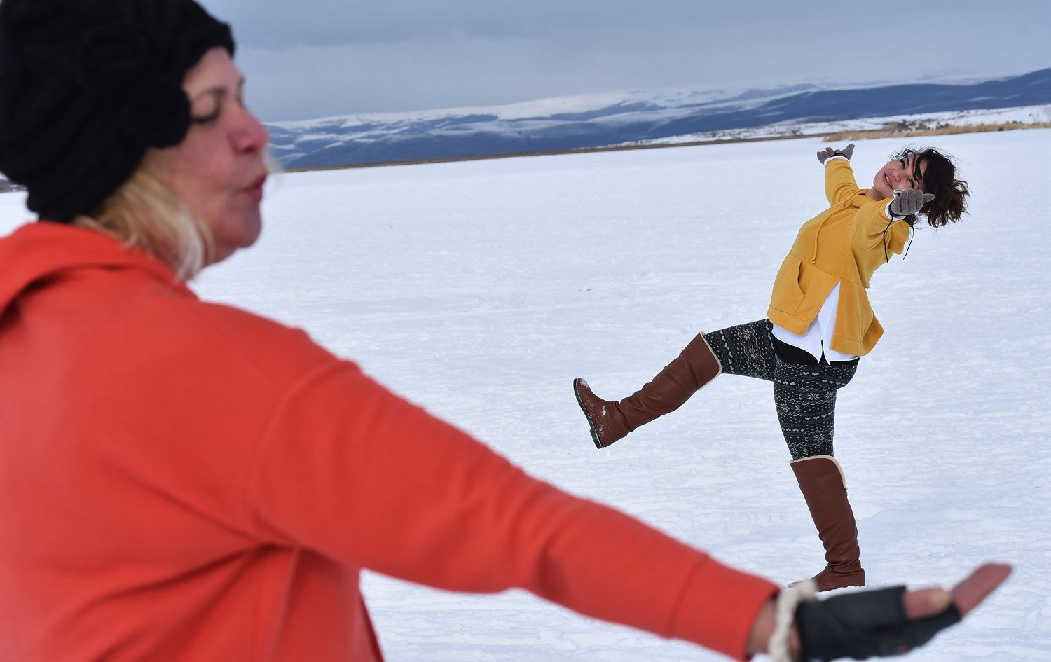 Geştyar li ser Gola Çildarê bi xizangên hespan digerin