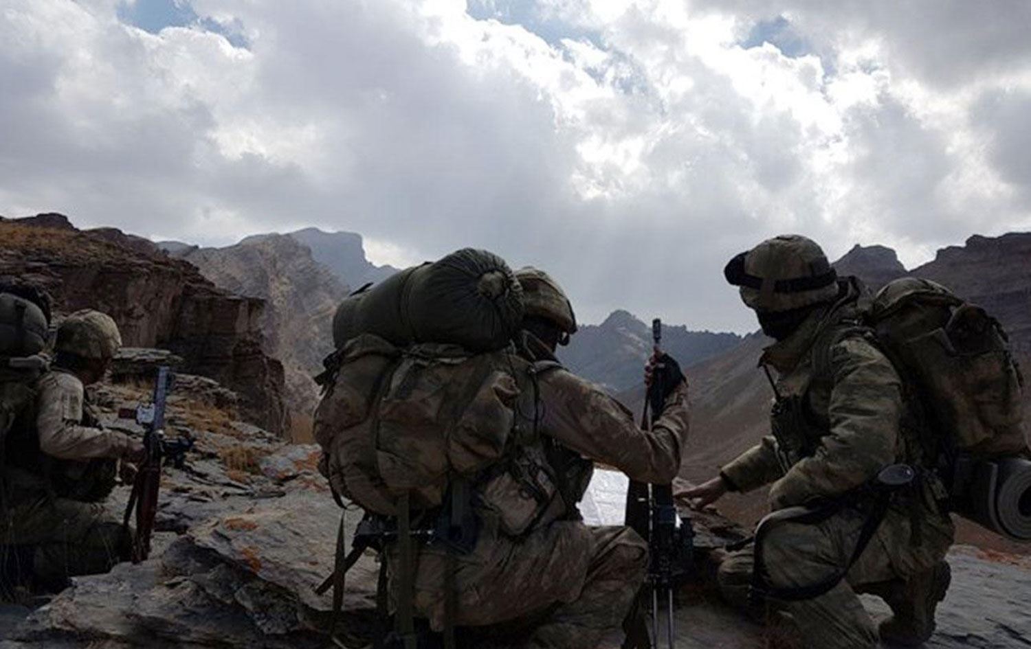 Haftanin’de çatışma: 1 asker ile güvenlik korucusu öldü