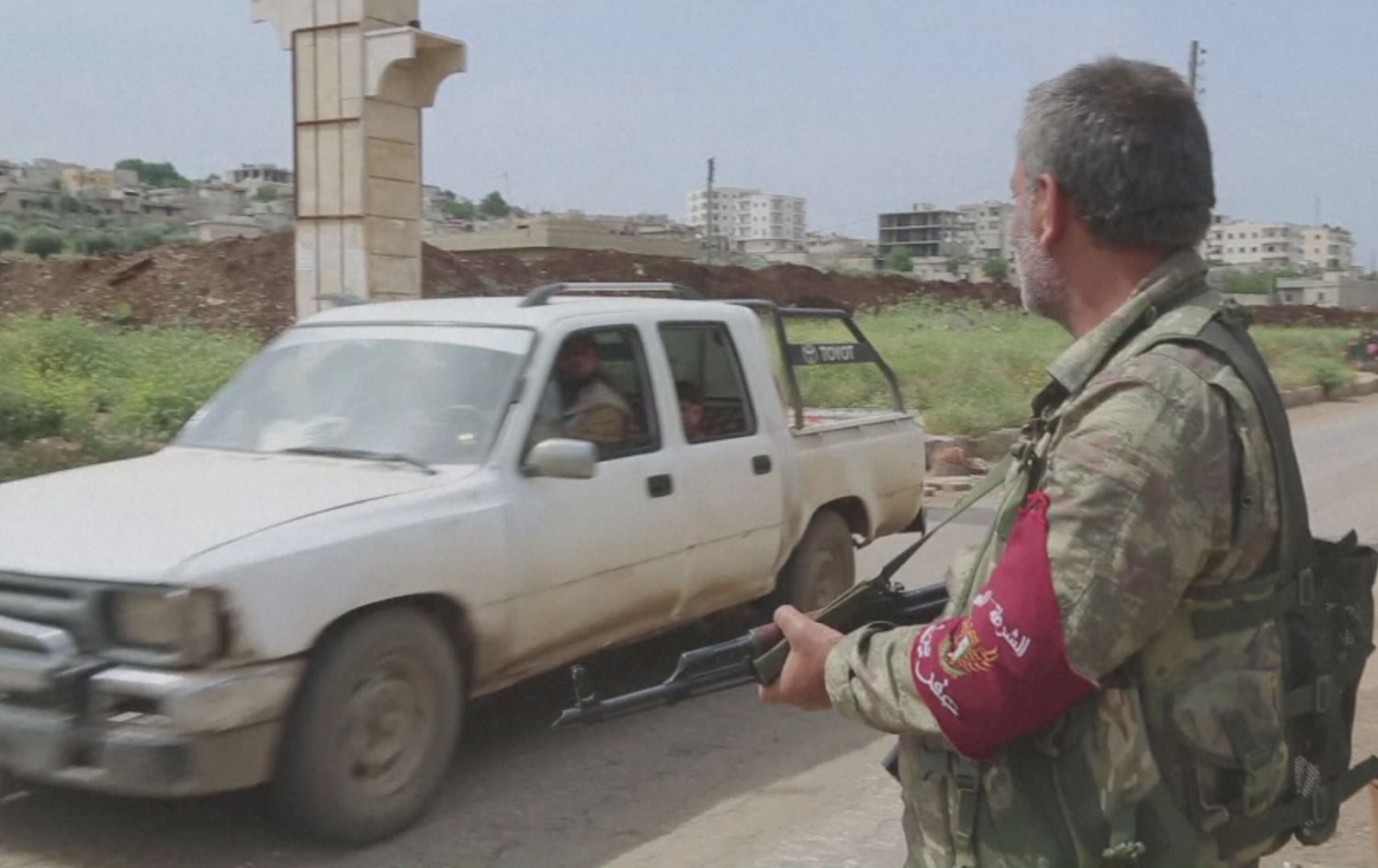 EFRÎN - Çekdarên Emşat 2 bira li gundê Kaxurê girtin