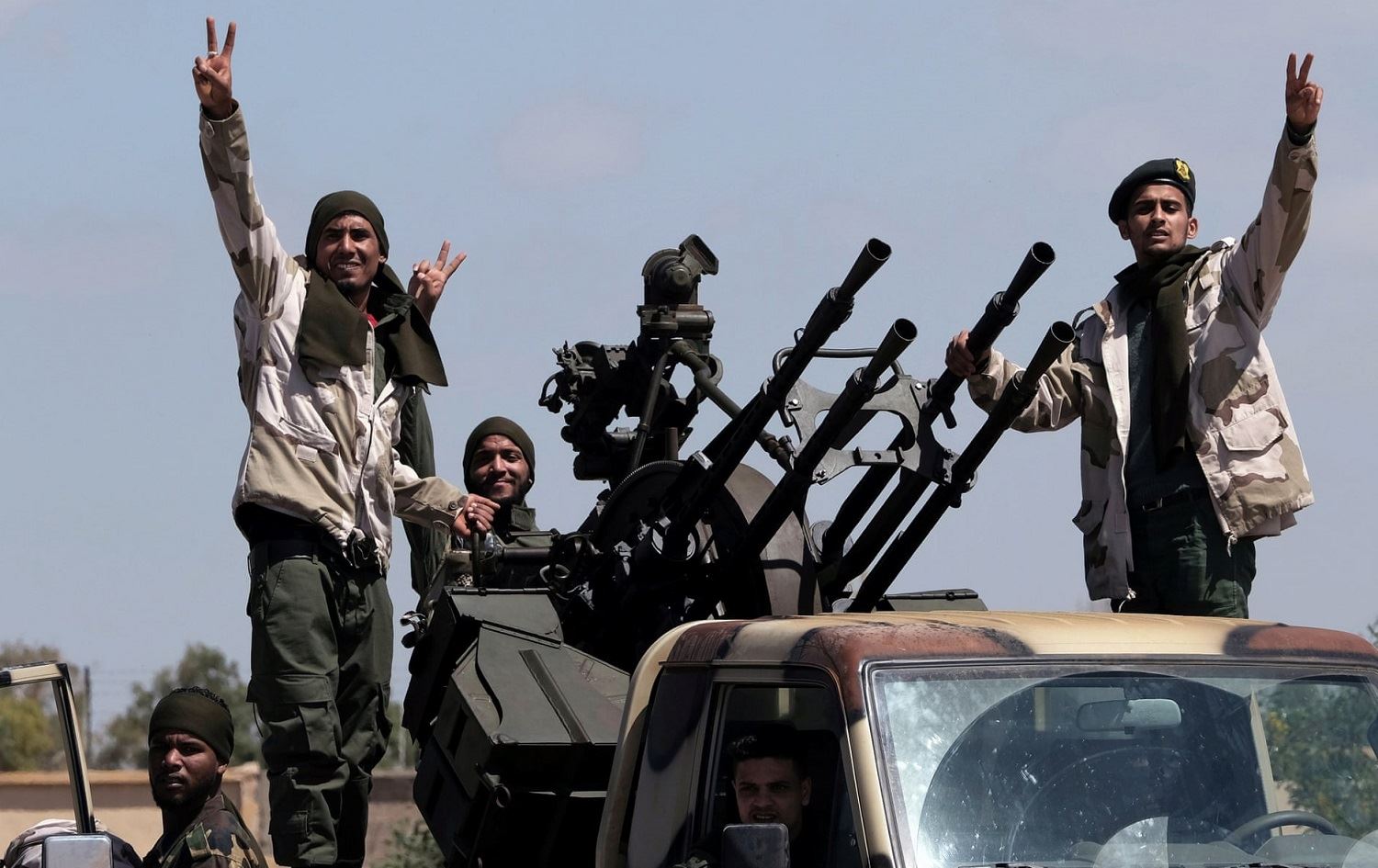 The Guardian: 2 hezar çekdarên Sûriyeyî di ser Tirkiyê re bo Lîbyayê tên şandin