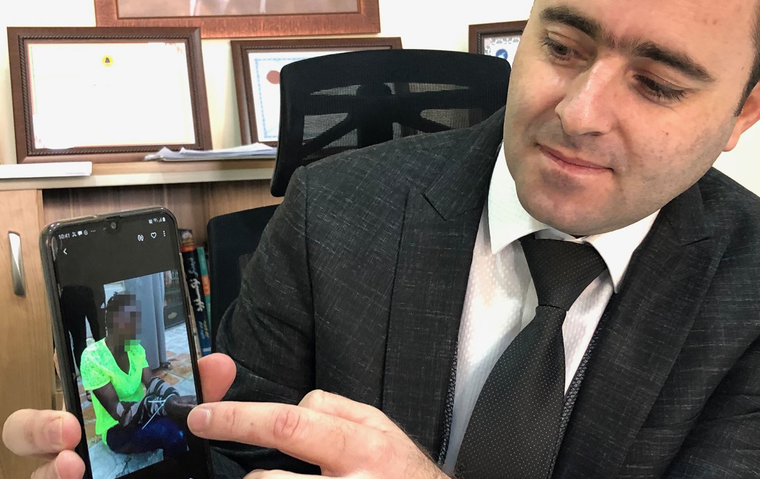 ژنێكی ئەسیوپی منداڵە ساواكەی بە ناوی ئەفسەرێكی كوردەوە دەكات