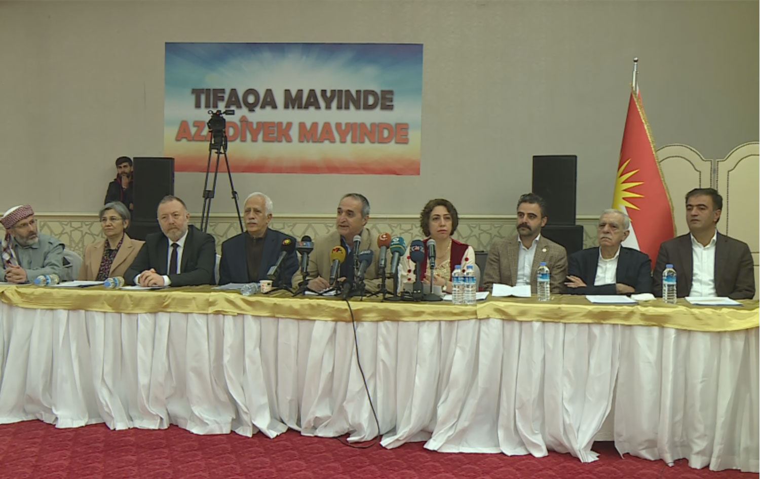 Ulusal Birlik Çalıştayı’nda Kürdistan Bayrağı detayı