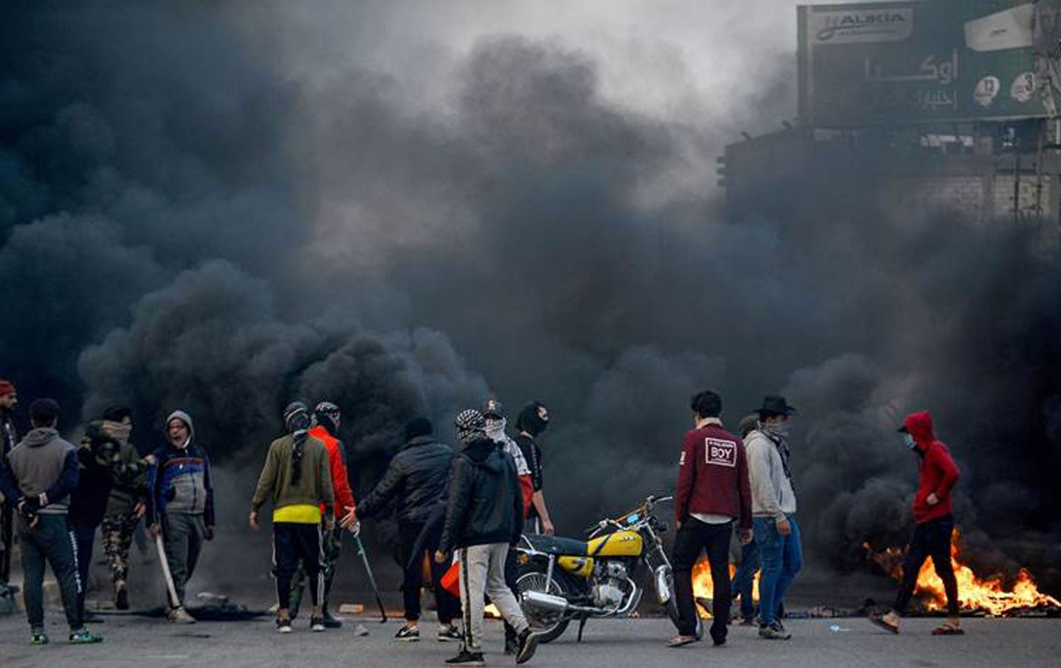 Irak’ta gösteriler sürüyor; Protestocular hükümeti tehdit etti
