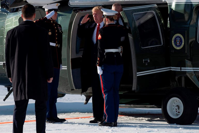 دۆناڵد ترەمپ لەکاتی گەیشتنی بە داڤۆس. وێنە: AFP