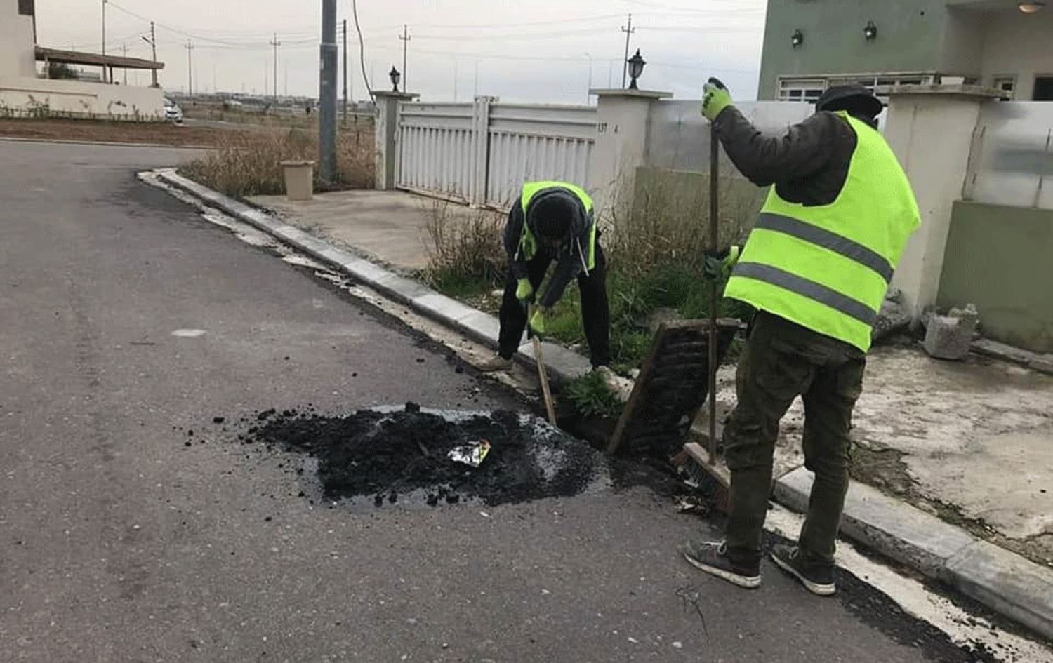 لە هەولێر هەڵمەتێک بۆ دەرهێنانی خاشاک و تایەی ئۆتۆمبێل لەنێو ئاوەڕۆکان ئەنجامدرا