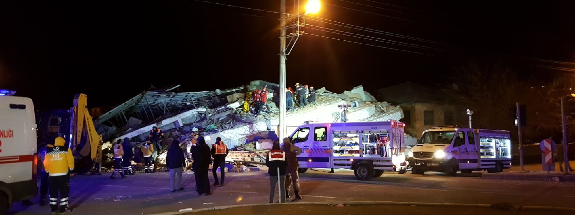 Elazığ Sivrice merkezli 6.8 büyüklüğünde deprem