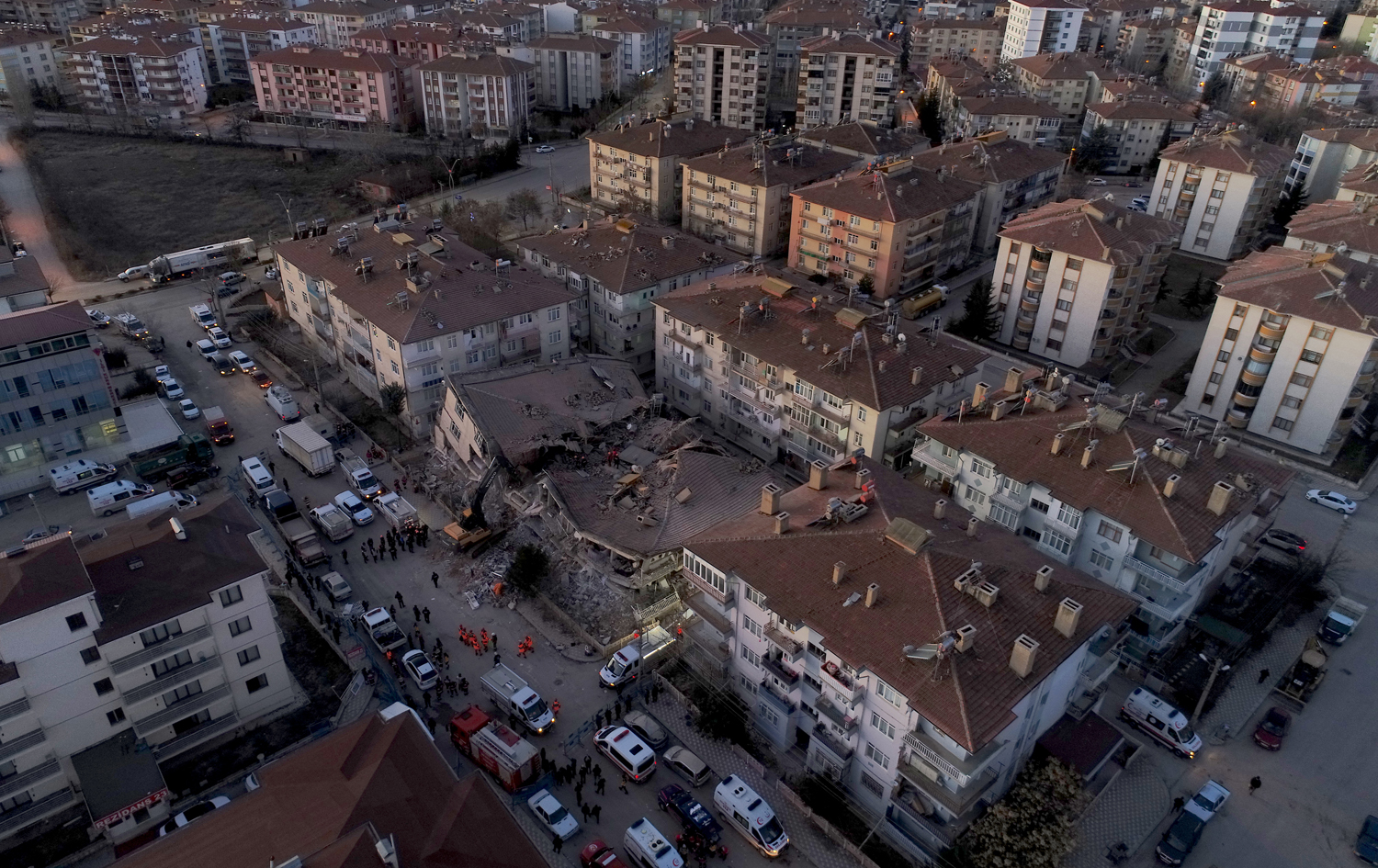 وێنەی یەکێک لە باڵەخانە رووخاوەکان. AA