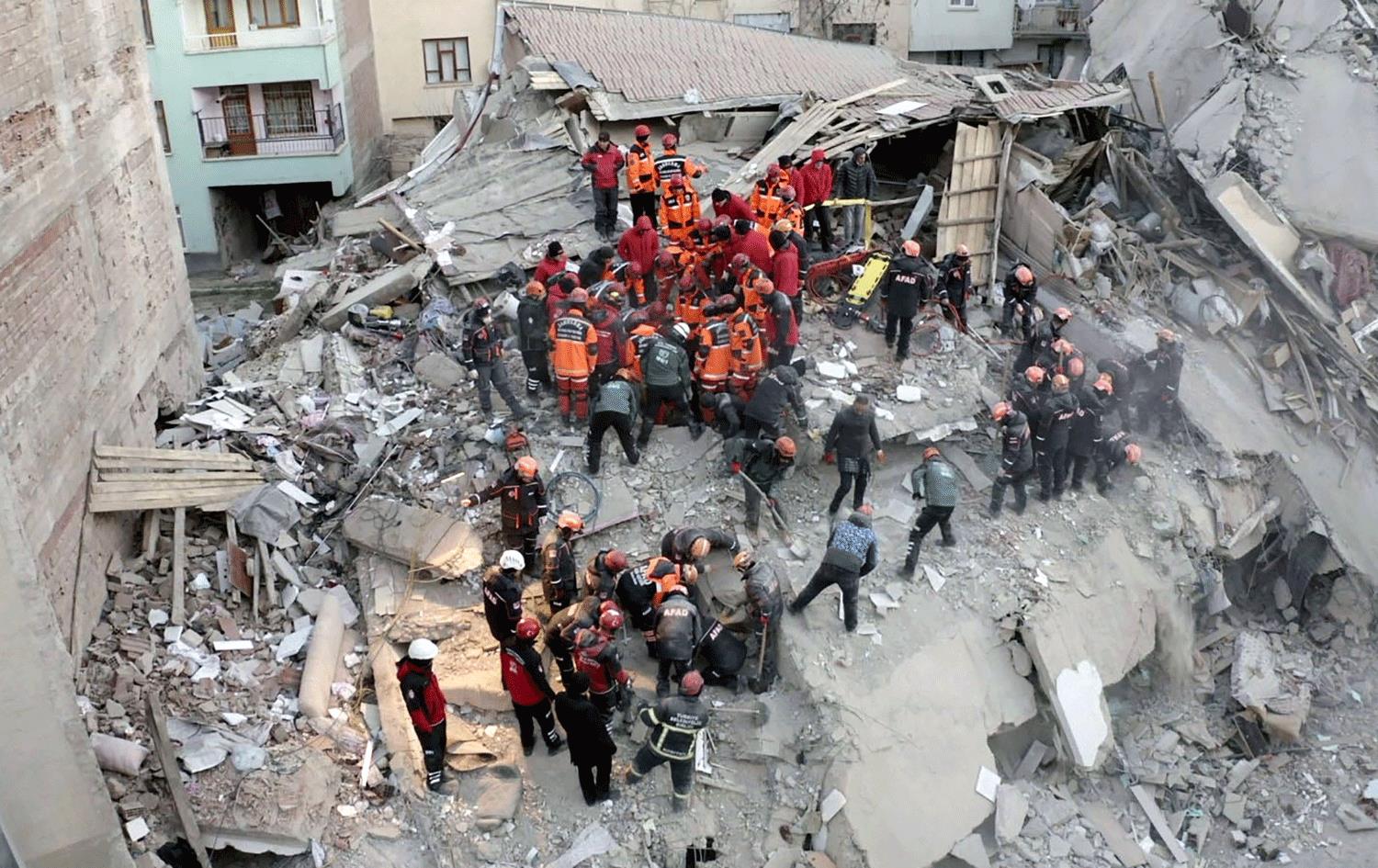 هەوڵدان بۆ رزگارکردنی قوربانیانی بوومەلەرزەکە. وێنە: AFP