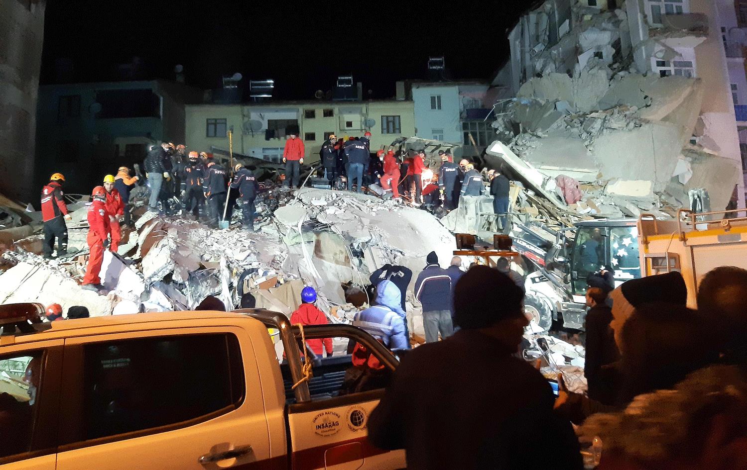 کارمەندانی فریاگوزاری هەوڵی رزگارکردنی قوربانیان و دەرهێنانی تەرمەکان دەدەن. وێنە: AFP