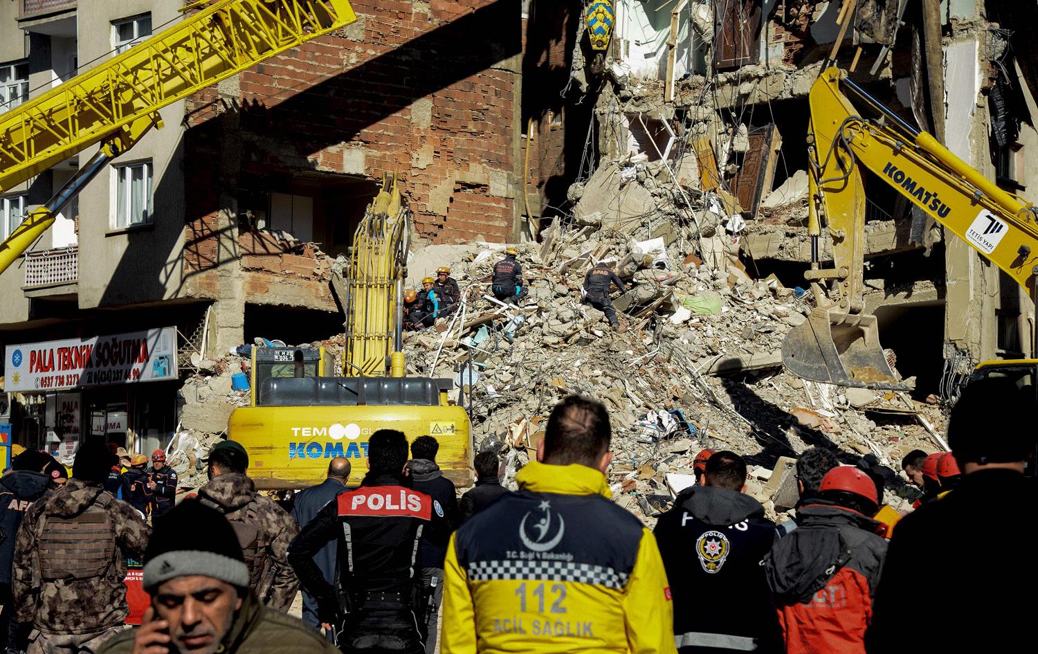 کارمەندانی فریاگوزاری بەدوای قوربانیانی بوومەلەرزەکە دەگەڕێن. وێنە: AFP