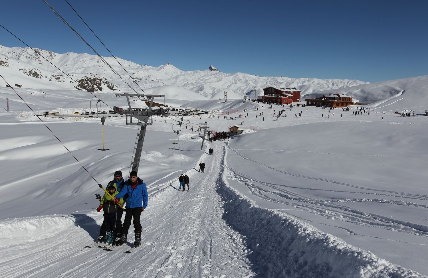 Hakkari, Güney ve Rojhılat Kürdistan’ından kayak tutkunlarını ağırlıyor