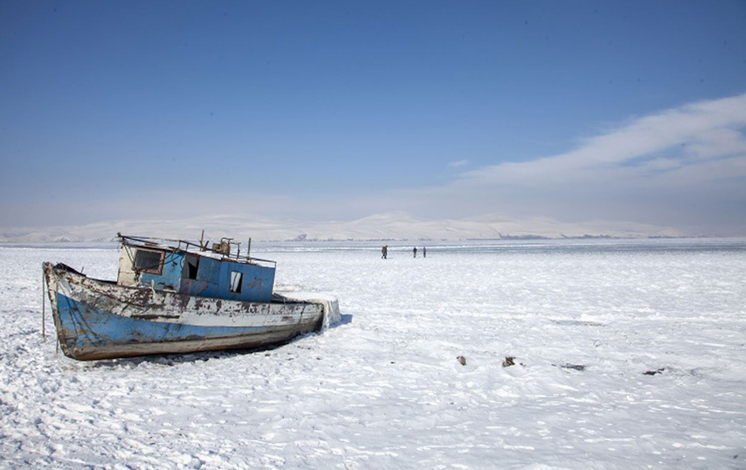 Bitlis'teki Nazik Gölü'nün yüzeyi dondu