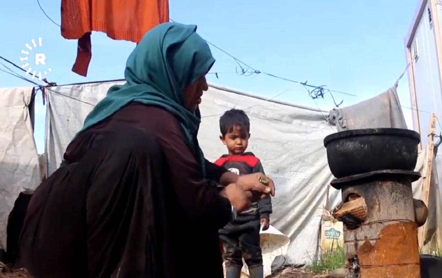 Koçberên Sûriyê ji ber sermayê karton û plastîkan dişewitînin