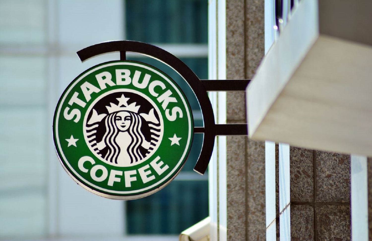 Starbucks, ülkedeki 2000 şubesini virüs nedeniyle kapattı