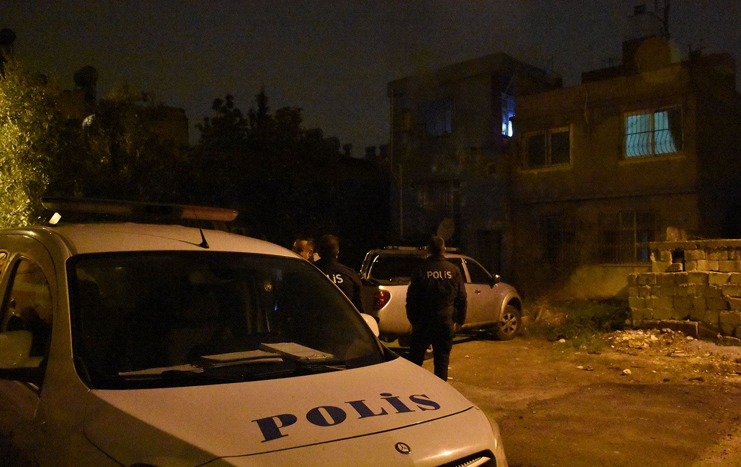 Eşini darbedip evi ateşe verdi