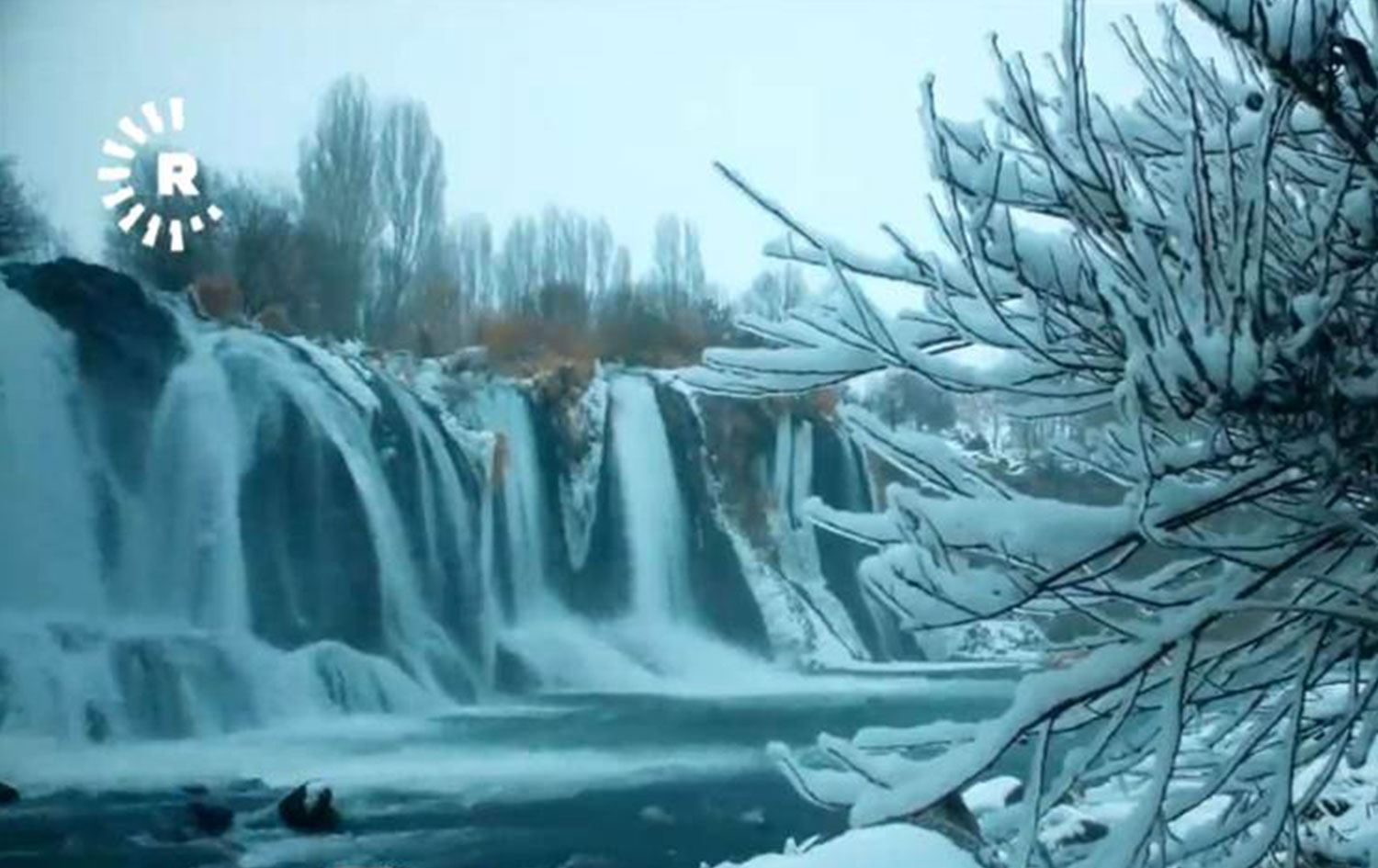 Muradiye Şelalesi adeta gelinlik giydi