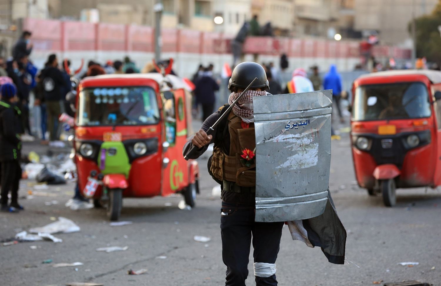 Güvenlik güçlerine el bombası atıldı: 2 yaralı