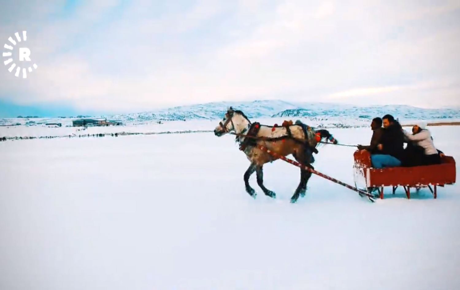 300 metre derinliğindeki Çıldır Gölü üzerinde kızak keyfi