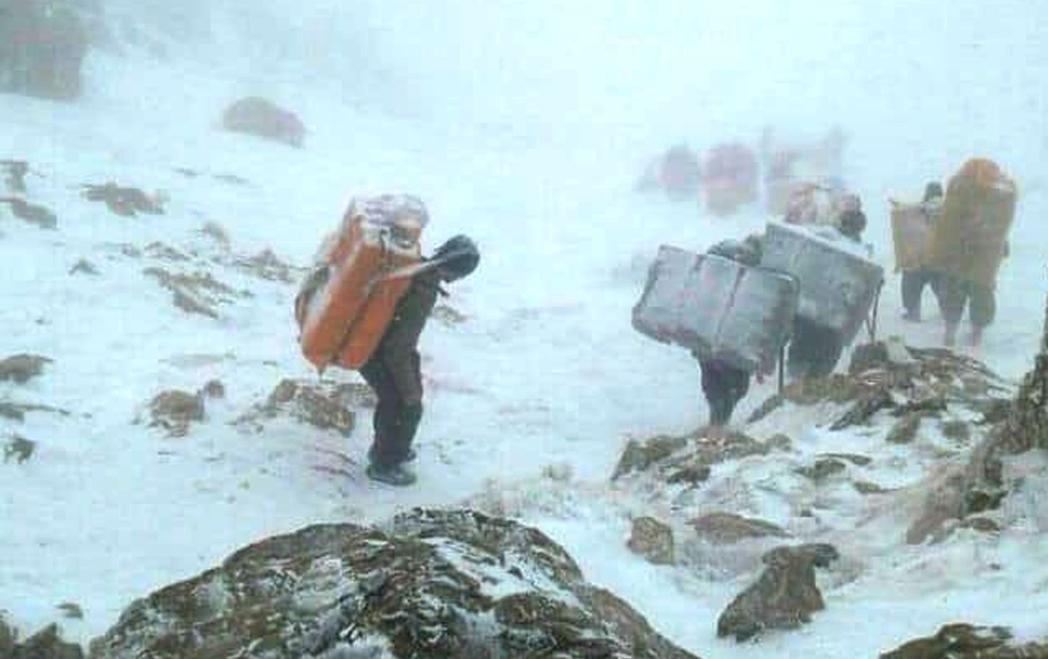 50 kolber li sînorê Seqiz-Pênciwên di nav berfê de asê man