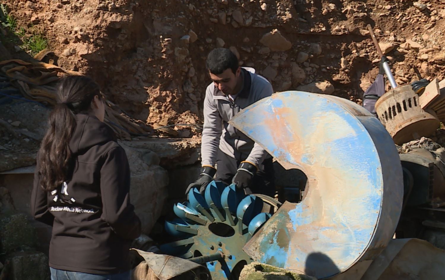 هاونیشتمانییەکی کۆیە بە ئاوی جۆگەلەیەک کارەبای ماڵی خۆی و دراوسێکانی دابیندەکات