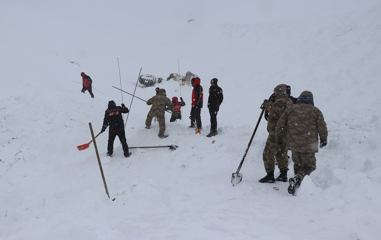 4 leşker di bin aşûtê de mane