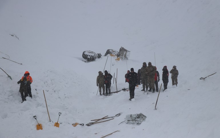 Zêdeyî 50 kesan di bin aşûtê de man