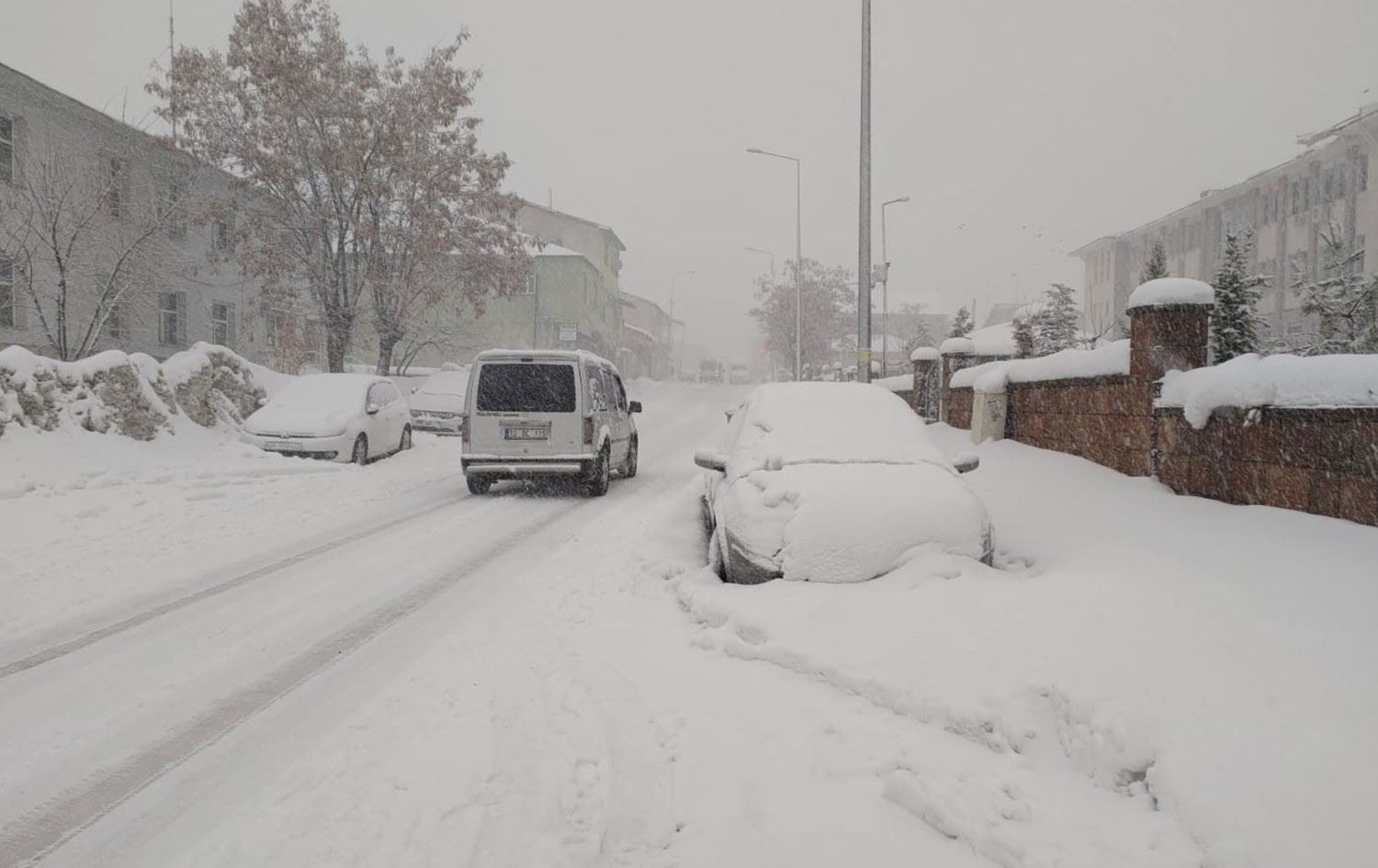 Erzurum-Karlıova kara yolu kar ve tipi nedeniyle kapandı