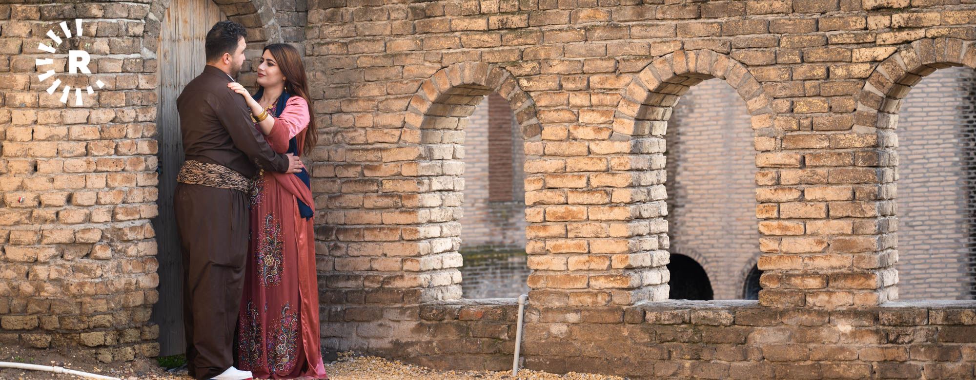 Li Kelha Hewlêrê 10 mêr û jinan bi cilên Kurdî roja zewaca xwe bibîr anîn