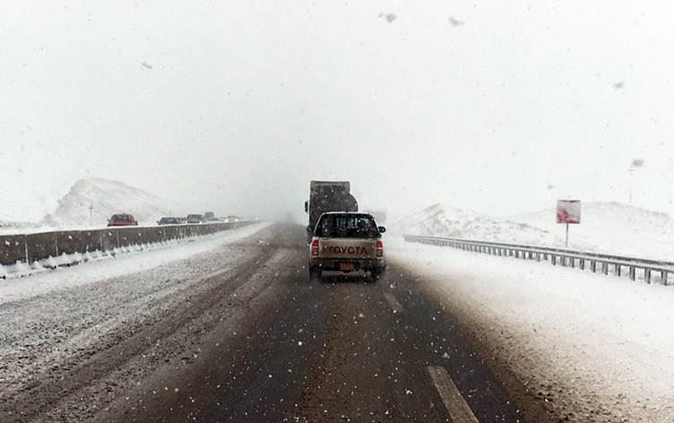 Berfê rêya di navbera Başur û Rojavayê Kurdistanê de girt