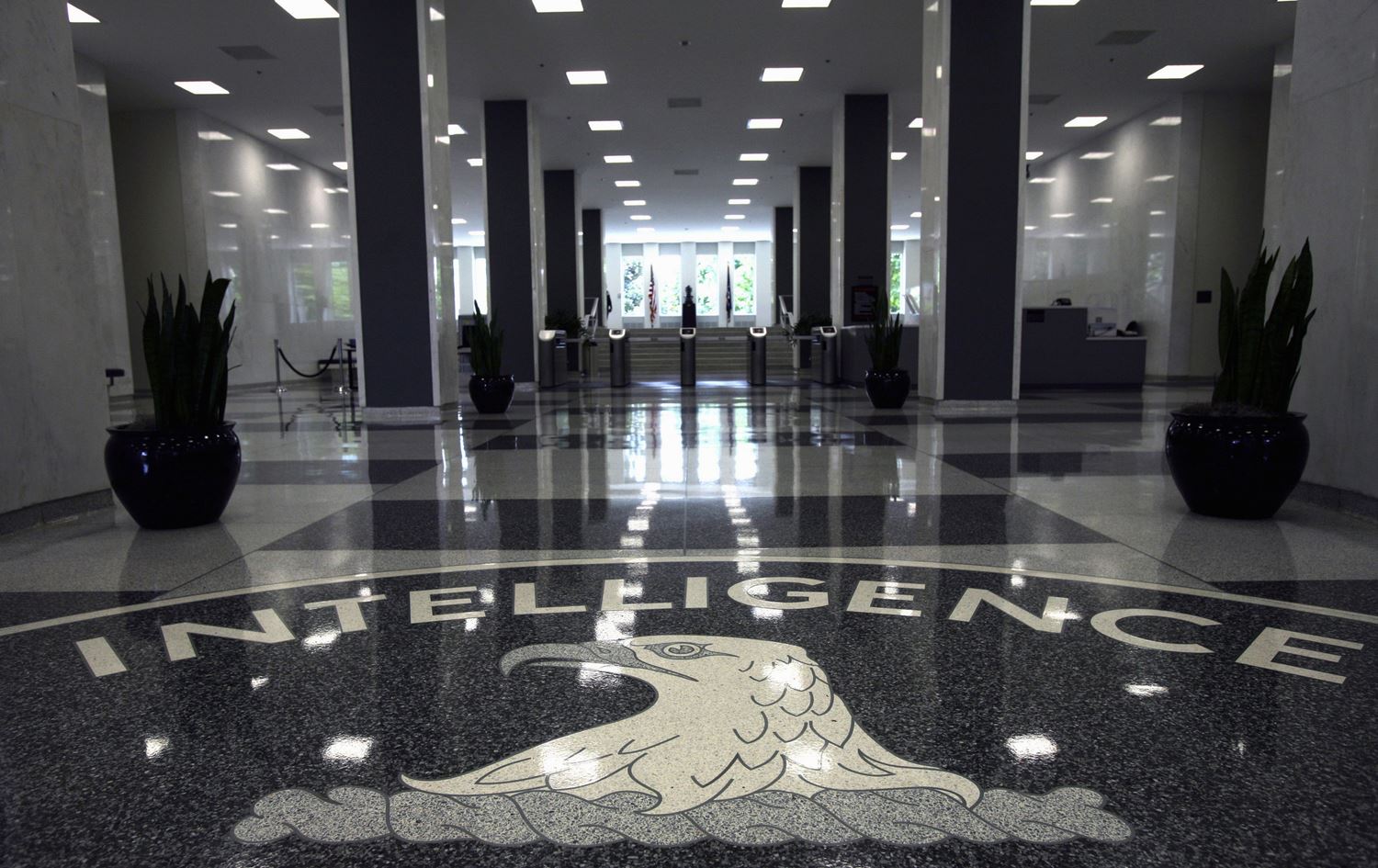 دەیان ساڵە سی ئای ئەی لە رێگەی کۆمپانیایەکەوە نهێنیی وڵاتان دەخوێنێتەوە