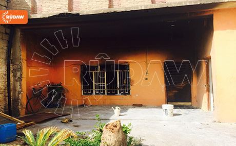 ژنێك لە نێو خانوویەكی چۆڵدا خۆی دەسووتێنێ