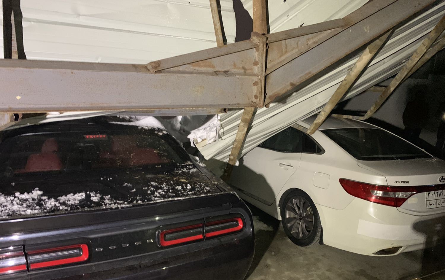 لە سۆران بەفر سەقفی چوار پێشانگە دەڕووخێنێت و زیان بە 40 ئۆتۆمبێل دەگەیێنێت