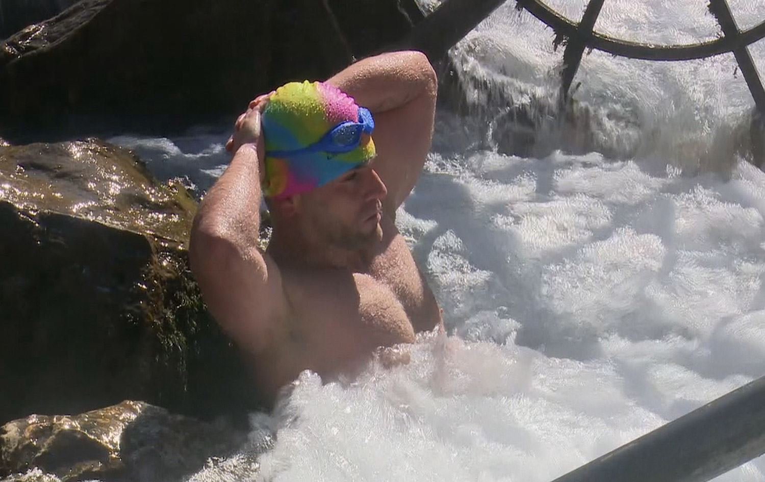 وەرزشڤانێک کاژێرێک و 40 خولەک لەنێو سەهۆڵاوی ئاوی زەڵم دەمێنێتەوە