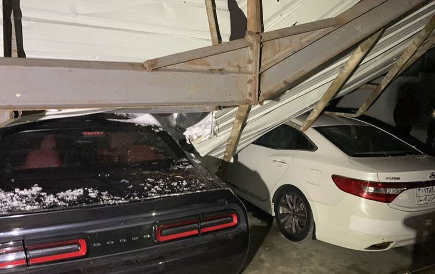 Li Soranê ji ber berfê banên 4 pêşangehan bi ser otomobîlan de herifîn