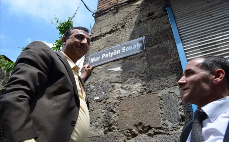 Navê Dêra Mar Petyun li kuçeyek Amedê danîn