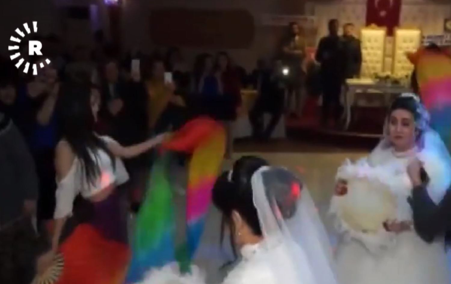 Li Tirkiyê du xwişk bê zava bûne bûk