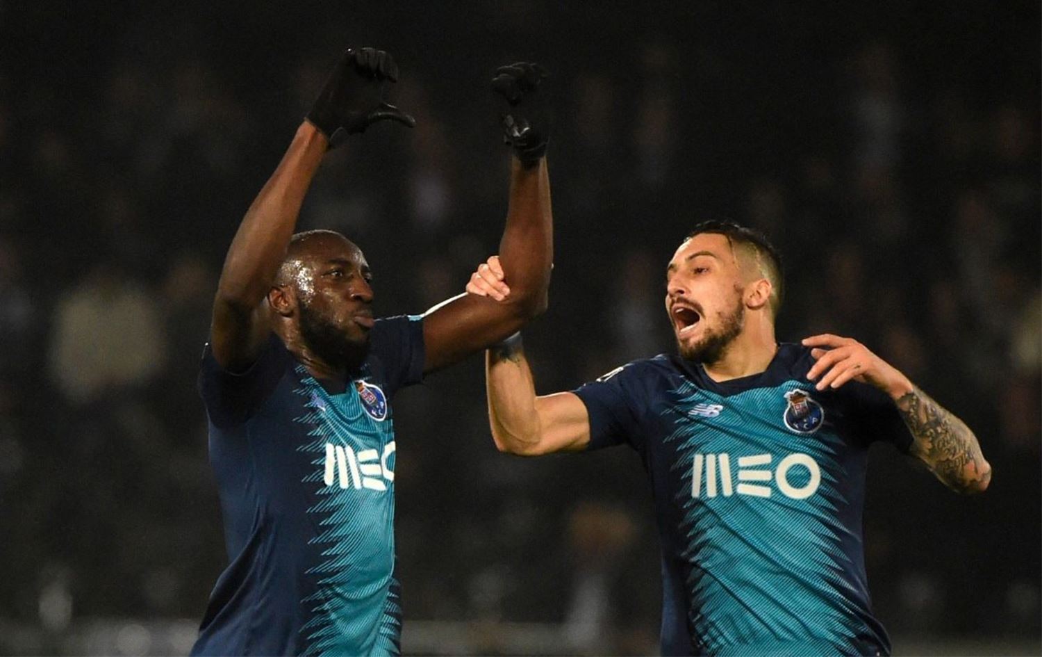 Irkçı tezahürat yapan taraftara kızan futbolcu sahayı terk etti