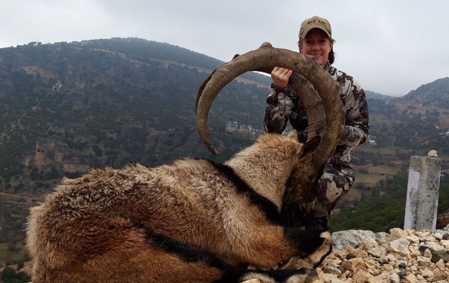 ABD’li kadın avcı Adıyaman'da dev dağ keçisini avladı