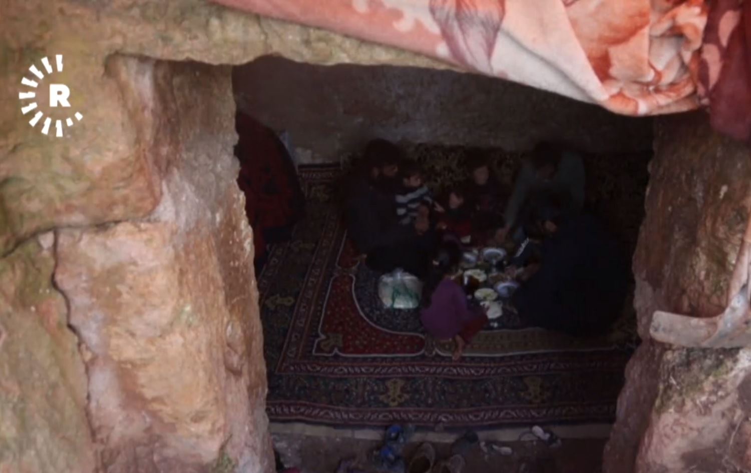 Koçberên Idlibê ji tirsa bombebaranê di şikeft û tunelan de dijîn