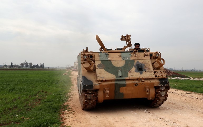 تانکێکی سوپای تورکیا لە شارۆچکەیەکی ئیدلب لە سووریا، وێنە؛ AFP