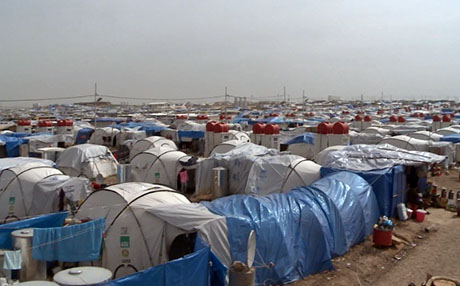 Penbarên Kampa Domîz alîkariyên darayî ji malbatên xwe re dişînin